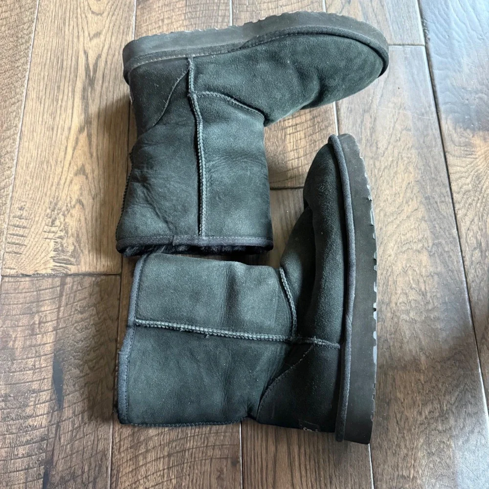UGG Australia Classic Short Black Suede Shearling Boots Womens Size 10 5825